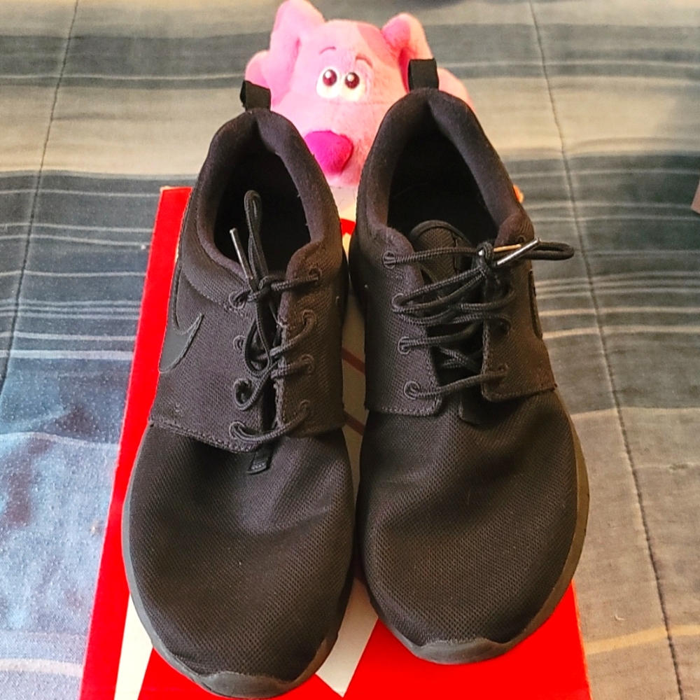 GENTLY USED NIKE  ROSHE ONE
